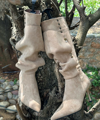 Schwarze Wildlederstiefel mit Nietenspleißung und spitzer Zehenpartie 