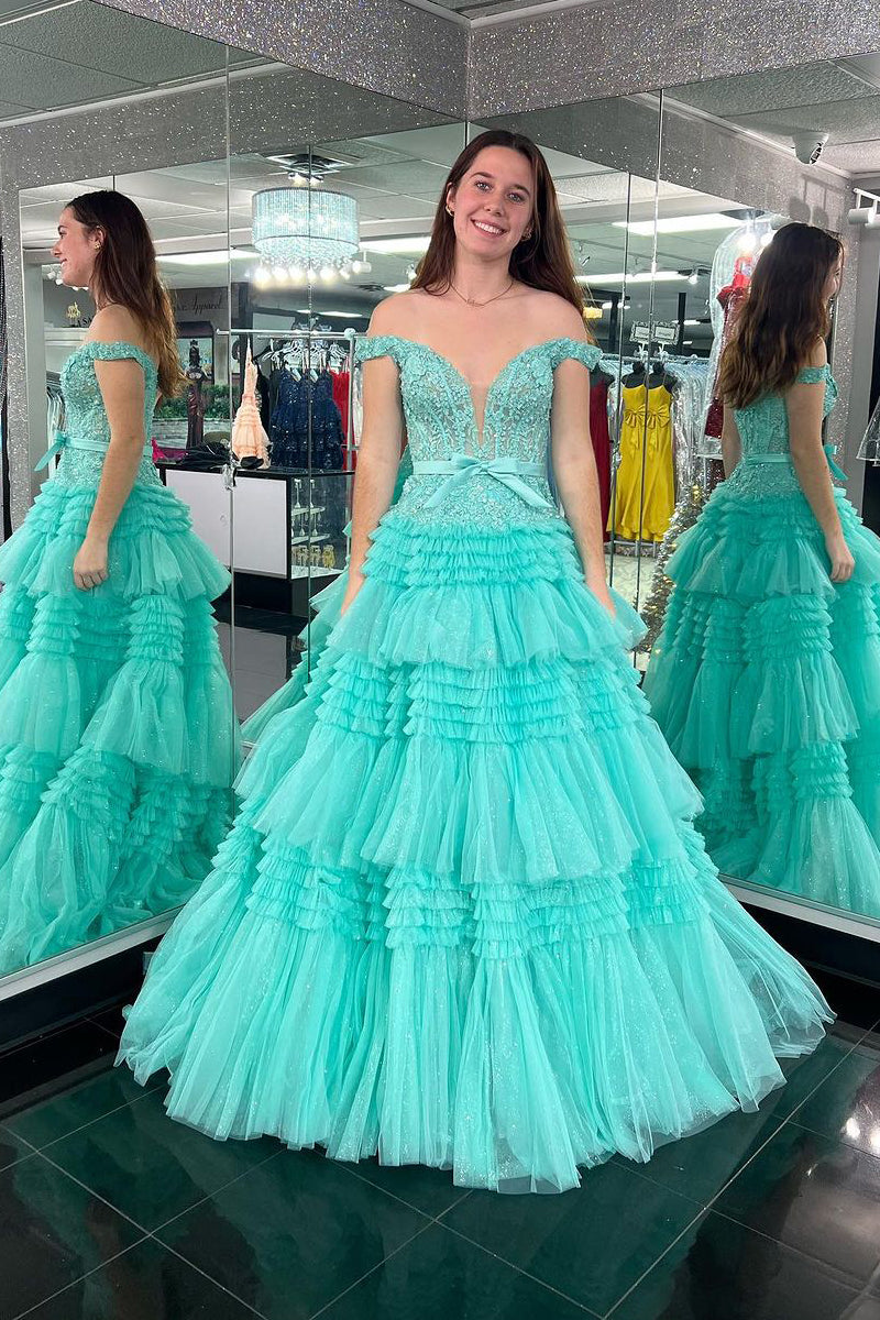 Vestido de fiesta largo rosa claro con hombros descubiertos y volantes