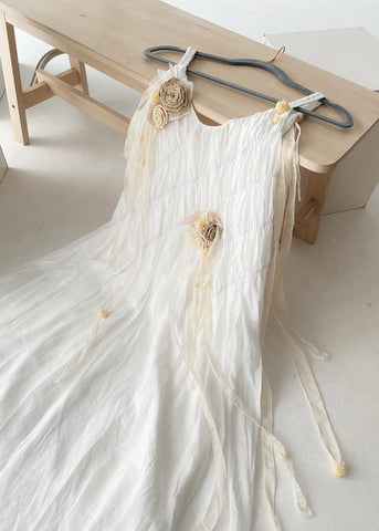 Französisches Aprikosen-Plisseekleid mit Blumendekor für den Sommer 2024 