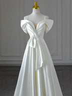 Vestido de fiesta largo de satén blanco con hombros descubiertos y corte A 