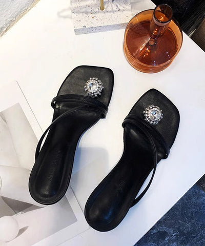 Zapatillas negras de tacón alto de piel sintética con elegantes detalles de circonitas 