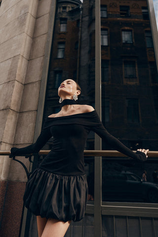 Langärmliges, schulterfreies Minikleid mit Puffärmeln 