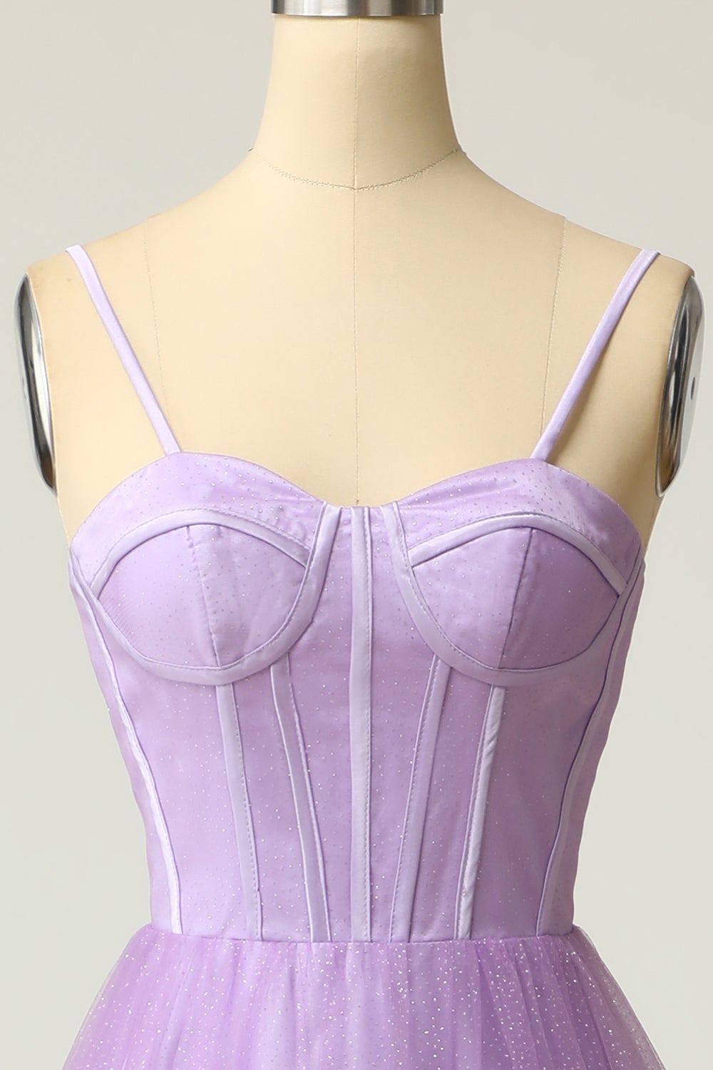 Vestido de fiesta largo morado claro con tirantes finos y corte en A