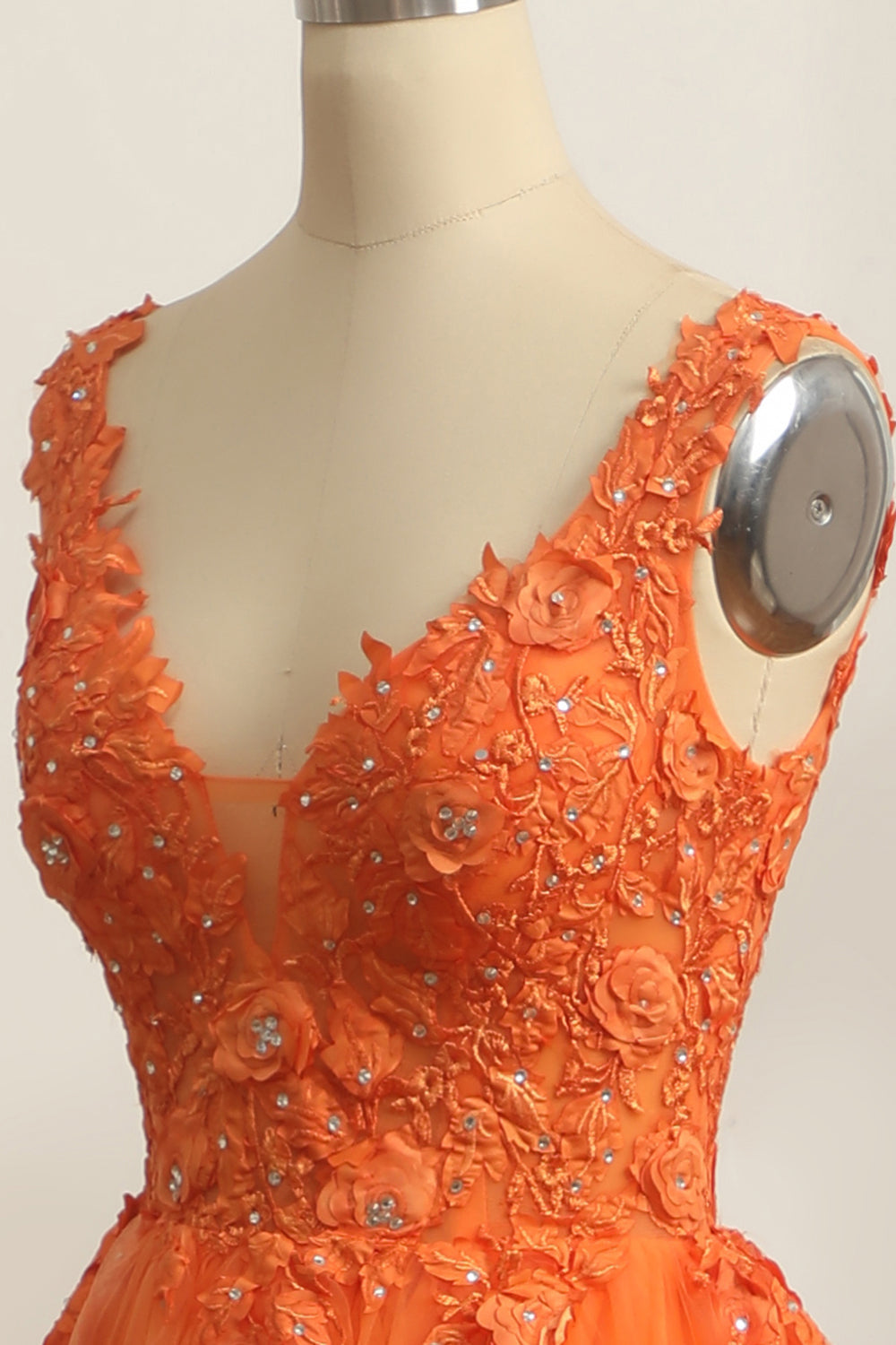 Langes, orangefarbenes Prinzessinnen-Abendkleid in A-Linie mit V-Ausschnitt und Applikationen