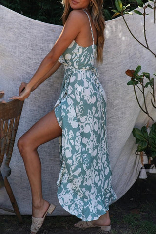 Sexy Urlaubskleid mit Blumenvolant, asymmetrischem V-Ausschnitt und unregelmäßigem Muster 