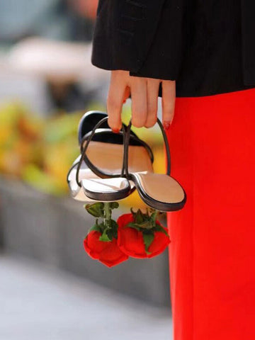 Sandalias con tiras y tacones rosas 