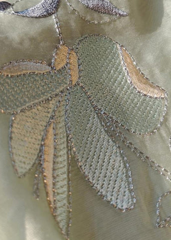 Camisa de lino verde chic con bordado lateral abierto y mangas tipo brazalete 