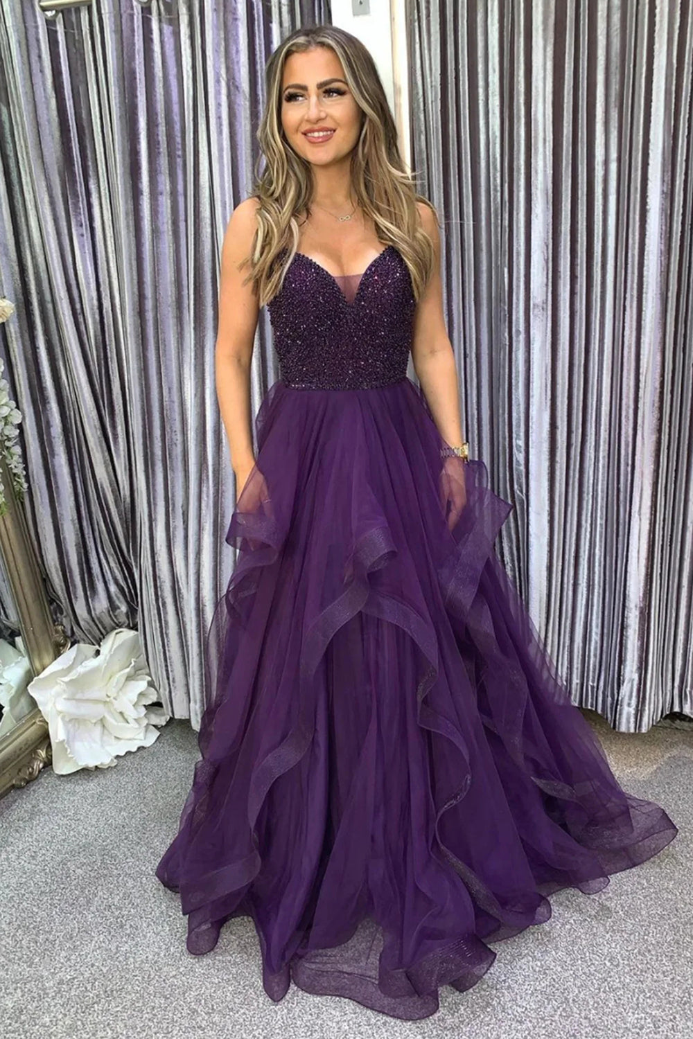Dunkelviolettes, langes A-Linien-Abendkleid mit Spaghettiträgern und Perlenstickerei