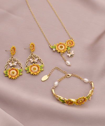 Conjunto de tres piezas de collar, pulsera y pendientes colgantes con borlas de perlas, girasol y circonita dorada vintage 