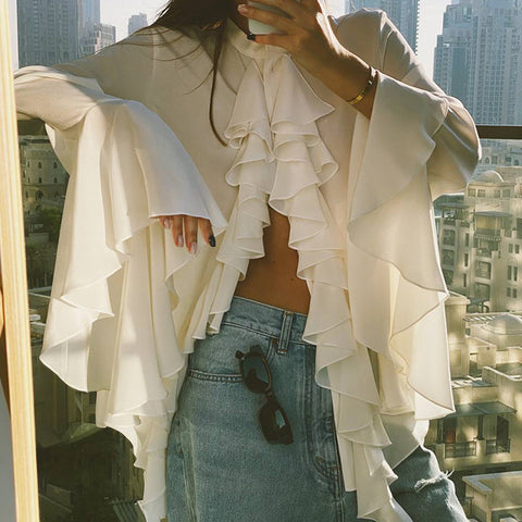Bluse aus transparentem Chiffon mit Rundhalsausschnitt, Glockenärmeln und Wasserfall-Rüschen 