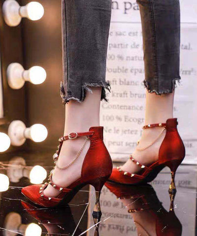 Wunderschöne Mulberry Sandalen mit spitzer Zehenpartie und ausgehöhlten Nieten 