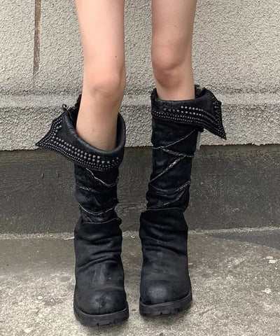 Stilvolle Nietenspleiß-Stiefel aus schwarzem Wildleder 
