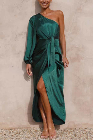 Endaring Romance – Maxikleid aus Satin mit One-Shoulder-Träger und Schlitz vorne zum Binden 