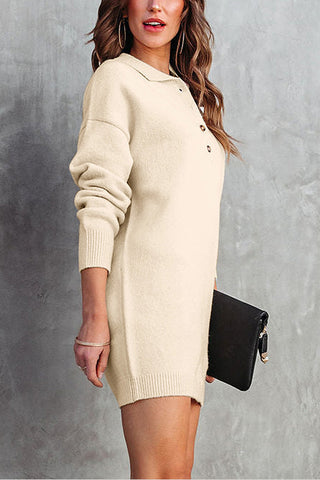 Aprikosenfarbenes Etuikleid aus Strick mit Polokragen und Mini-Pullover 