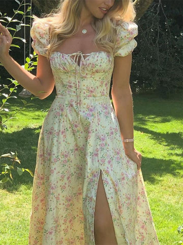 Modisches Maxikleid mit Herzausschnitt, kurzen Ärmeln und hohem Schlitz und Blumenmuster 