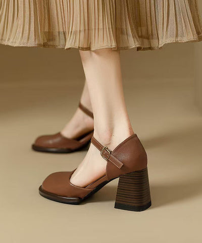 Beigefarbene Sandalen aus Rindsleder mit klassischem Spleißmuster und klobigem Absatz 