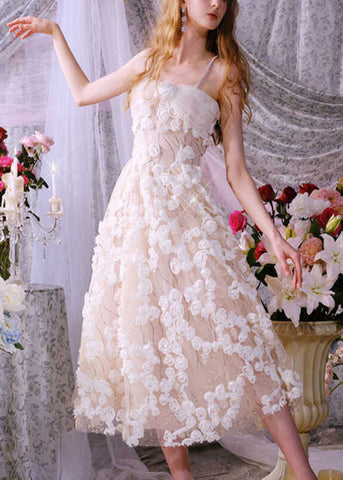 Vestido de verano con tirantes finos de tul floral bordado en beige francés 
