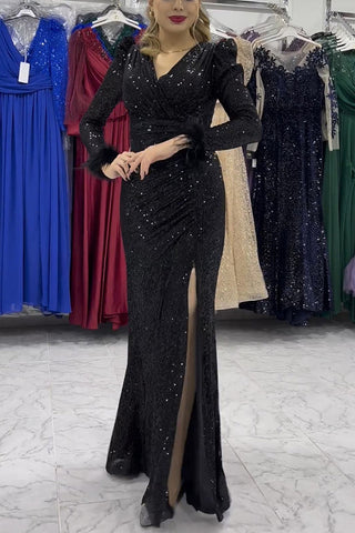 Vestido largo de noche con abertura y mangas con ribete de plumas y lentejuelas de Sparkle World 