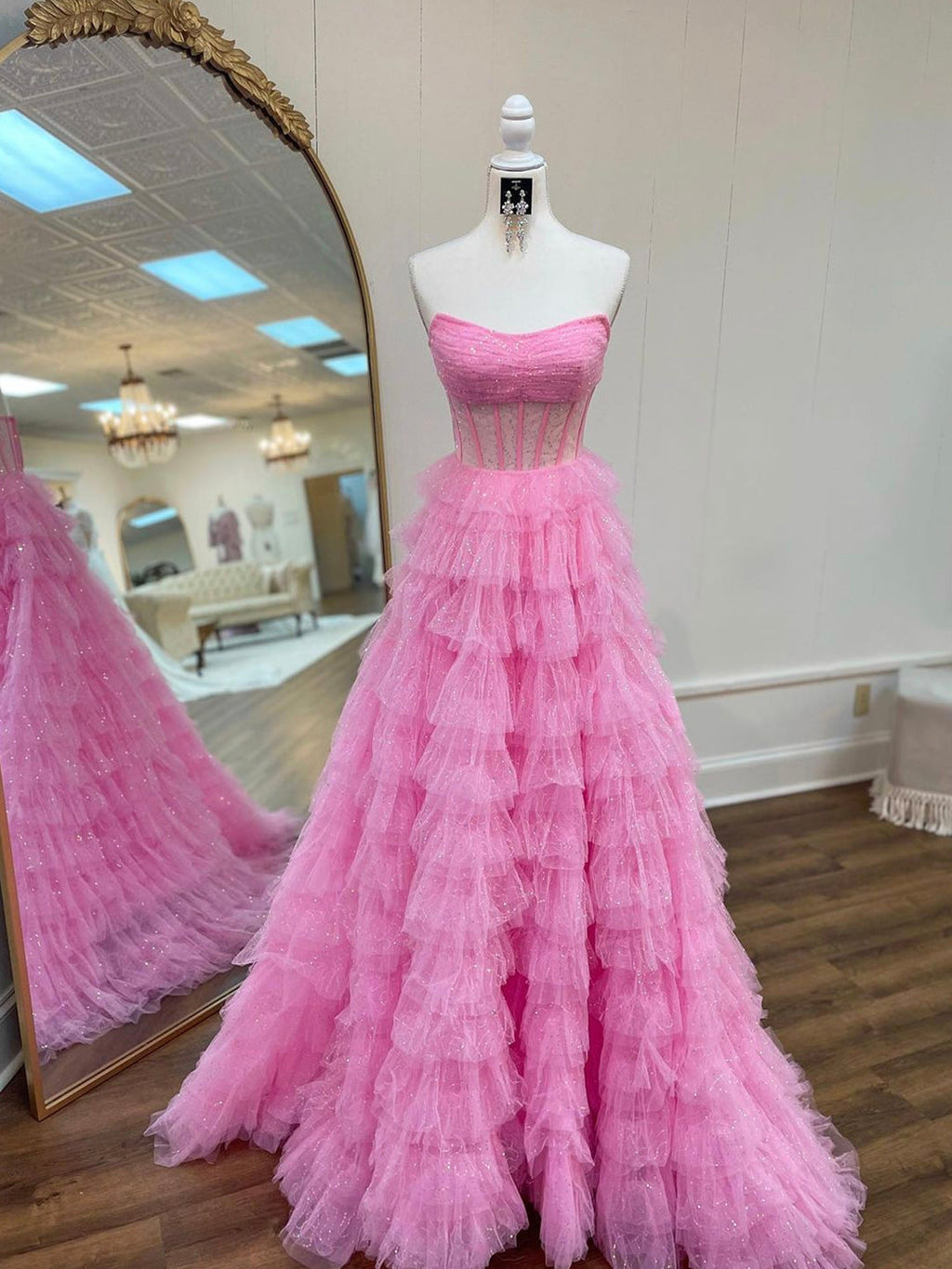 A-Linien-Abendkleid aus glitzerndem Tüll, trägerlos und mit Rüschen