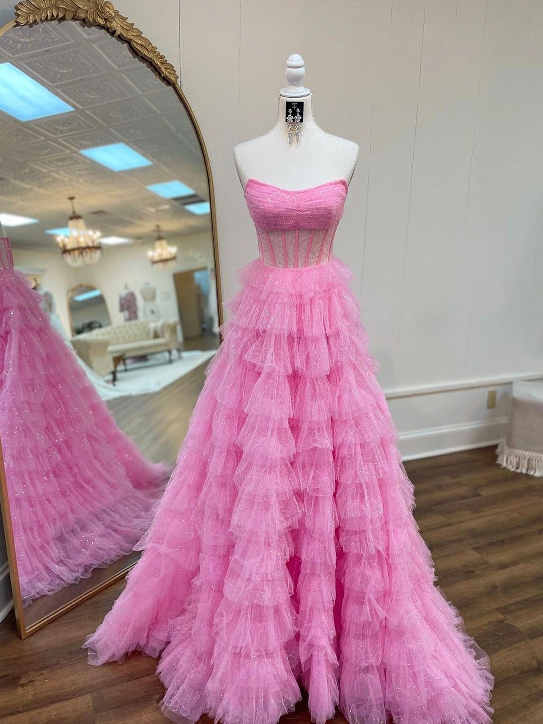 A-Linien-Abendkleid aus glitzerndem Tüll, trägerlos und mit Rüschen