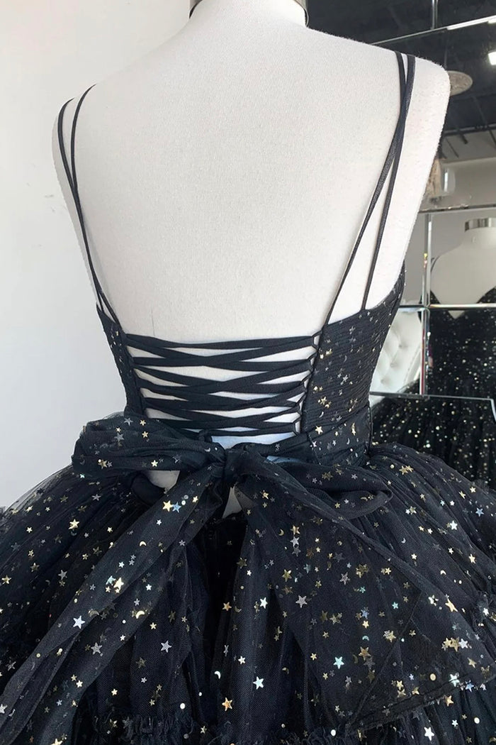 A-Linien-Abendkleid mit Spaghettiträgern, gestuftem Tüllrock und asymmetrischem Saum
