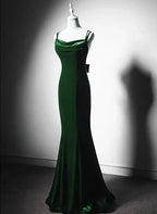 Wunderschönes, rückenfreies, langes Meerjungfrauen-Abendkleid aus Samt – perfekt für Abschlussball, Hochzeit oder andere festliche Anlässe.