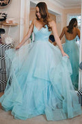Langes, hellblaues, glitzerndes Ballkleid mit offenem Rücken und Rüschen