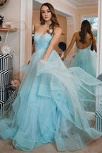 Langes, hellblaues, glitzerndes Ballkleid mit offenem Rücken und Rüschen