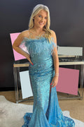 Vestido de fiesta largo de sirena sin tirantes con lentejuelas azul claro y plumas