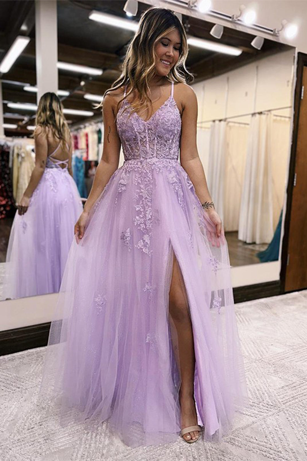 Langes, lilafarbenes A-Linien-Abendkleid mit Spaghettiträgern und Applikationen