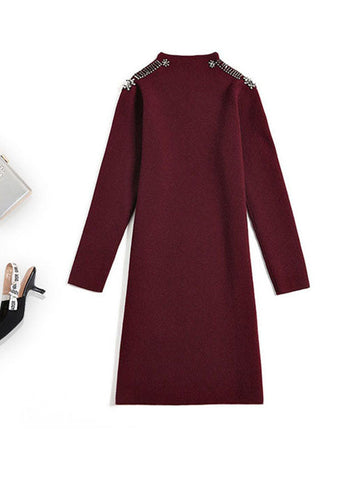 Vestido tipo suéter de punto con cuello alto y abertura lateral de color morera, manga larga 