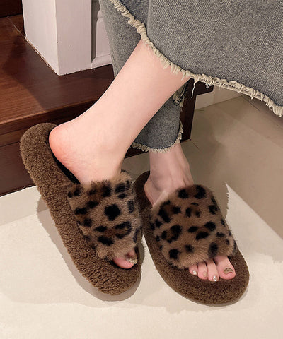 Pantuflas de piel sintética de leopardo color caqui con plataforma de unión 