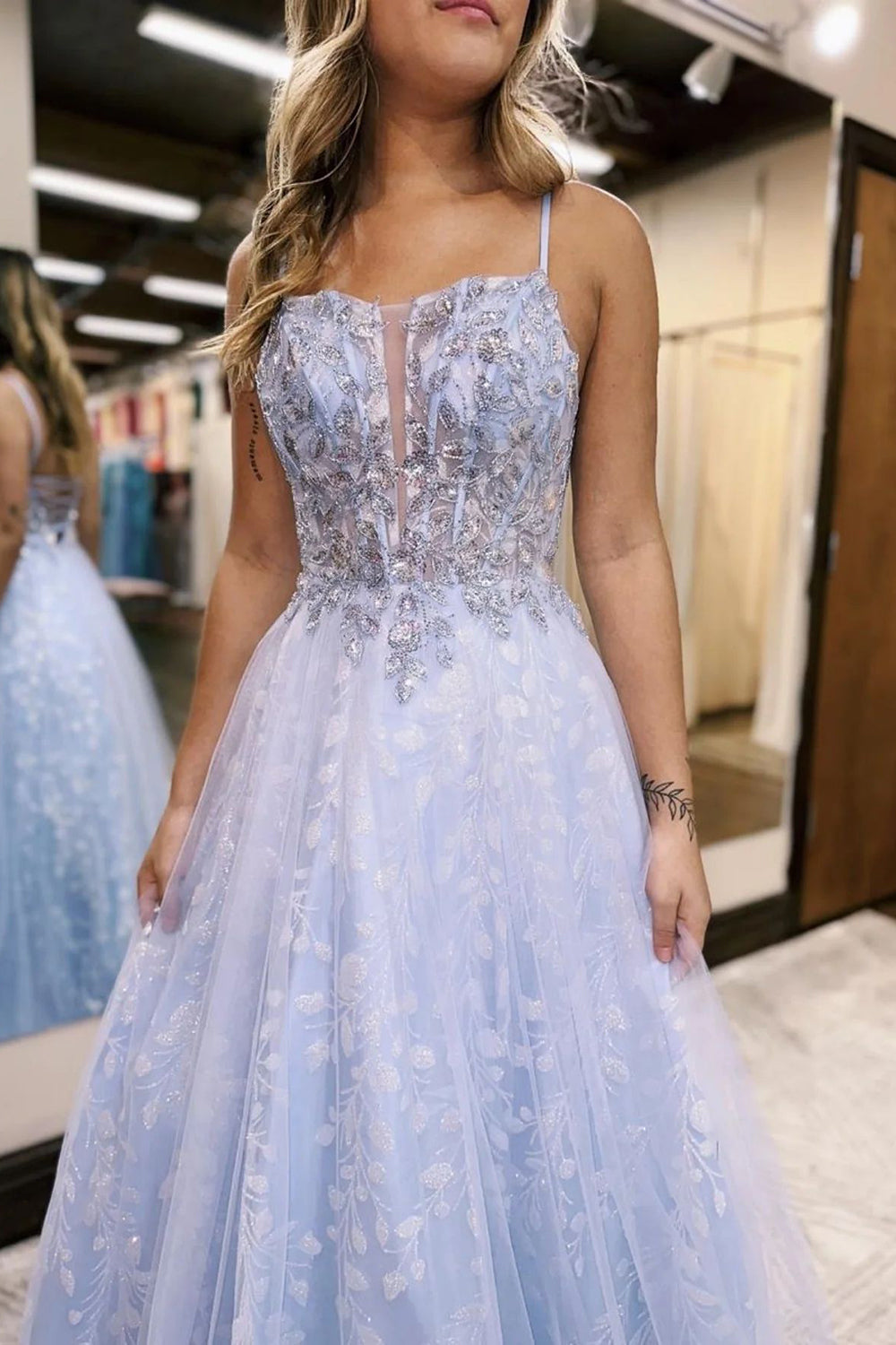 Vestido de fiesta largo lila con tirantes finos y abertura delantera