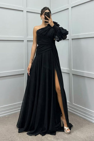 Abendkleid mit einem Ärmel und Schulterdetail