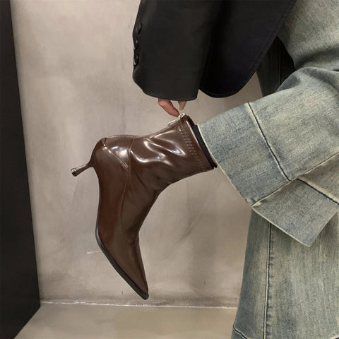 - Otoño e Invierno Nuevos Zapatos de Mujer Botas Cortas Francesas de Tacón Alto Puntiagudas Zapatos de Mujer Botas Delgadas de Felpa Botines Pequeños Coreanos 
