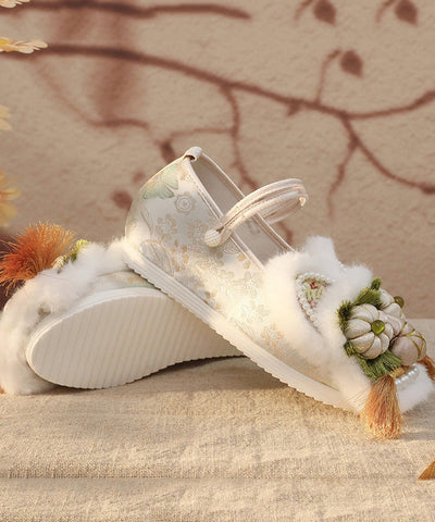 Zapatos de tacón alto con cuña bordada y empalme de piel blanca 