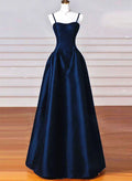 Vestido de fiesta largo de satén azul marino con tirantes finos y corte A