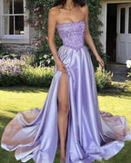 Lila Pailletten-Abendkleid aus Satin, trägerlos und mit Schlitz