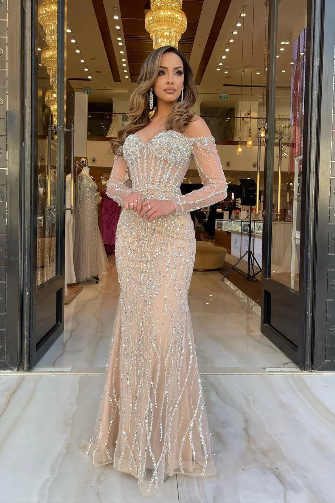 Vestido de fiesta de tul sirena color champán intenso de Ovlias, manga larga, escote corazón, sin tirantes