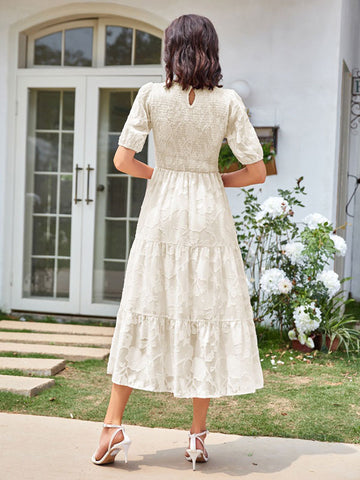 Vestido midi de verano color crudo y blanco con cuello joya y encaje para playa 