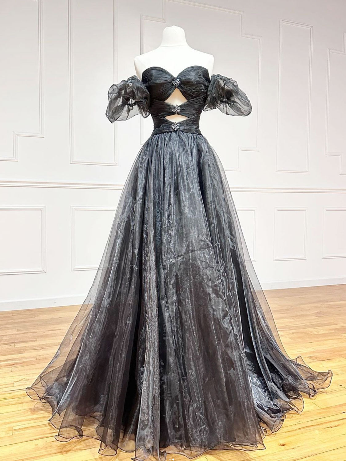 Vestido de fiesta largo de organza negra con corte A