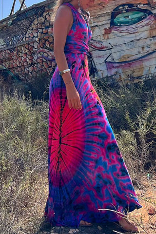 Vestido largo de corte A con escote en V, espalda cruzada y efecto tie dye de Meridress