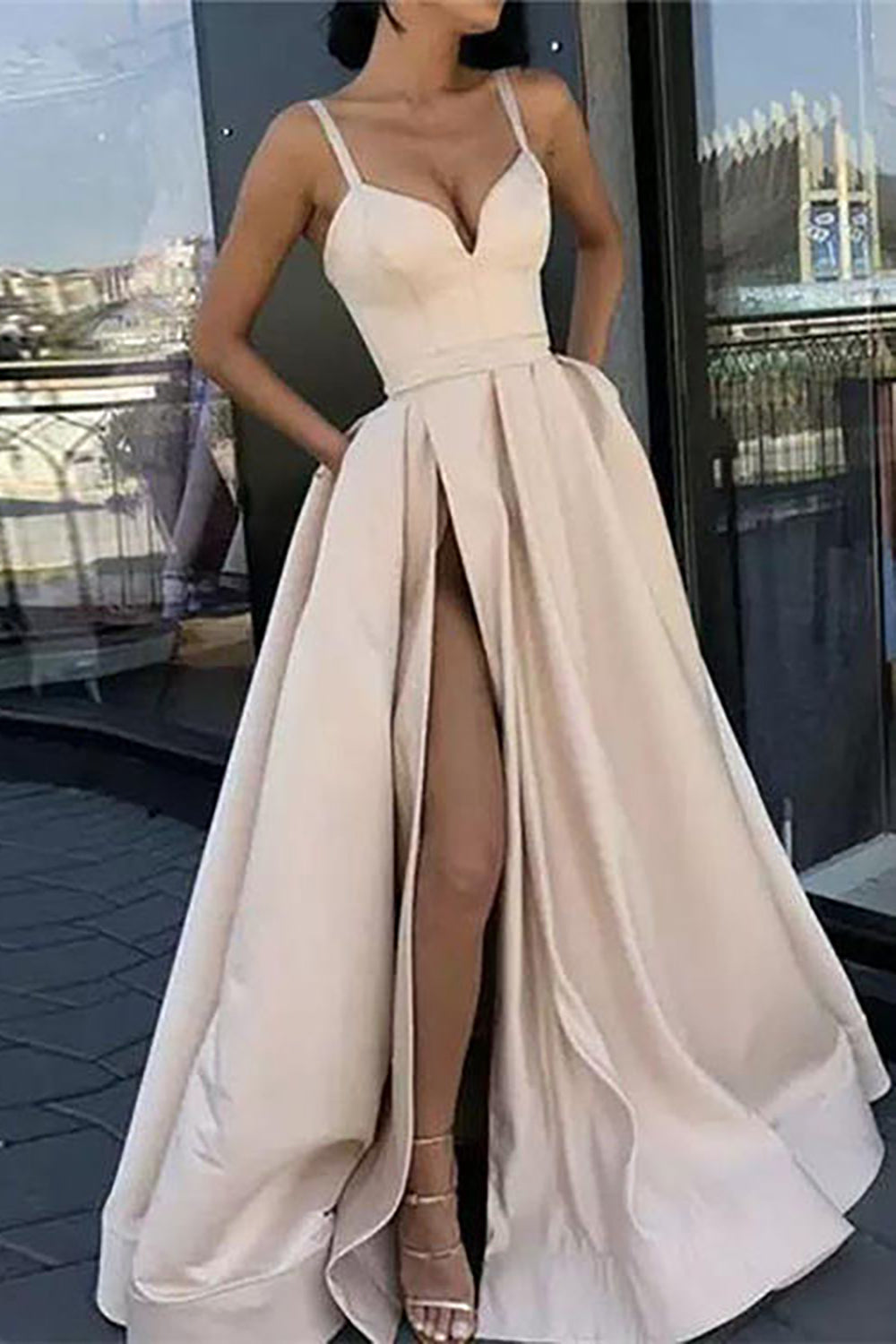 Schwarzes, langes A-Linien-Abendkleid mit Spaghettiträgern und Schleier