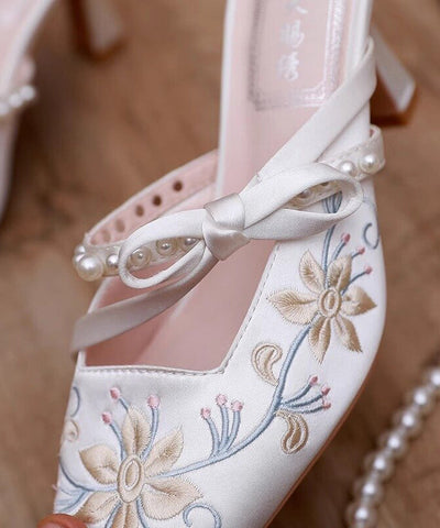 Weiße Satin-Slipper mit hoher Ferse im chinesischen Stil mit Stickerei 