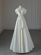 Vestido de fiesta largo de satén blanco con hombros descubiertos y corte A 