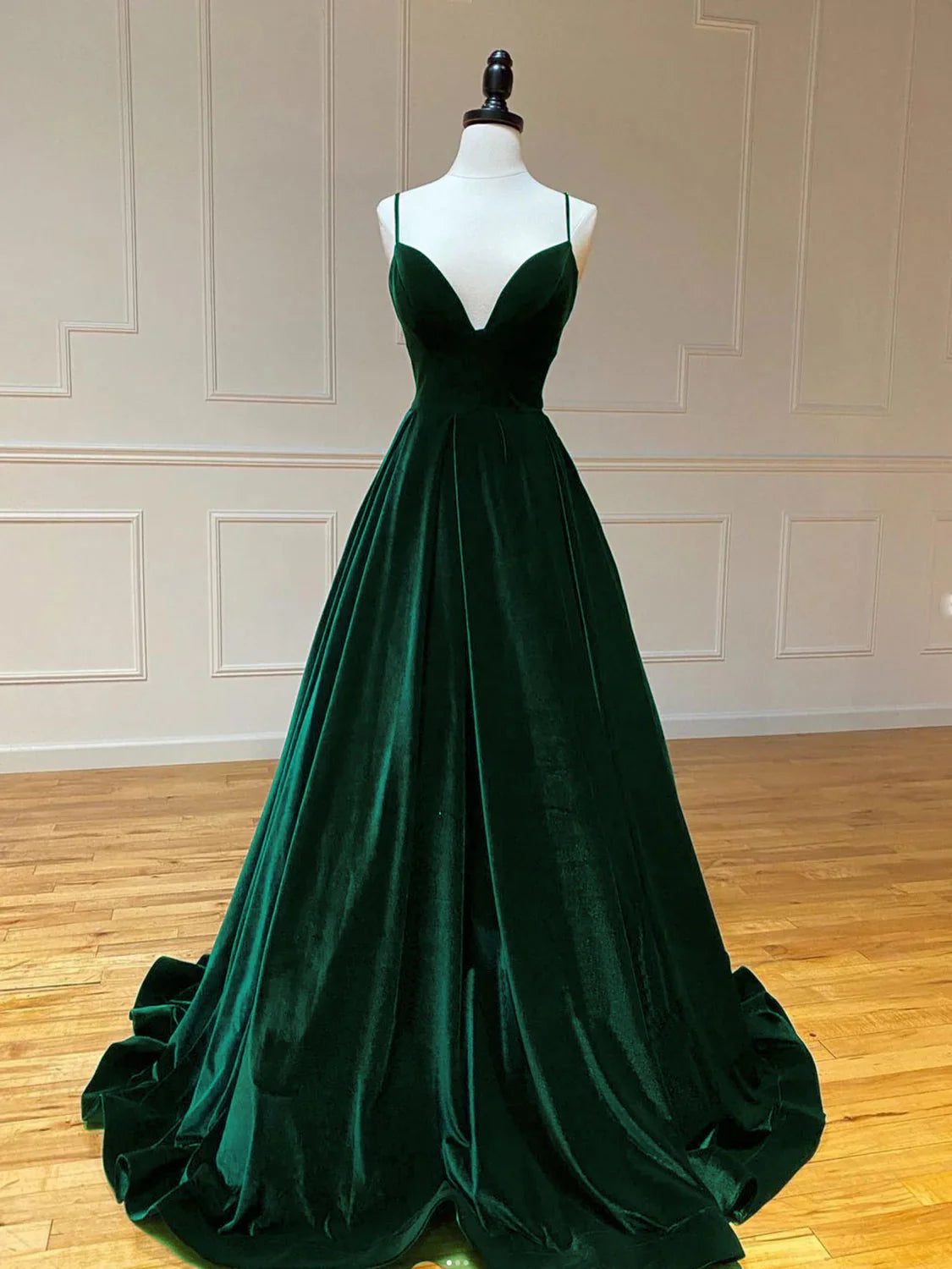 Vestido de fiesta largo de terciopelo verde con cuello en V y corte en A