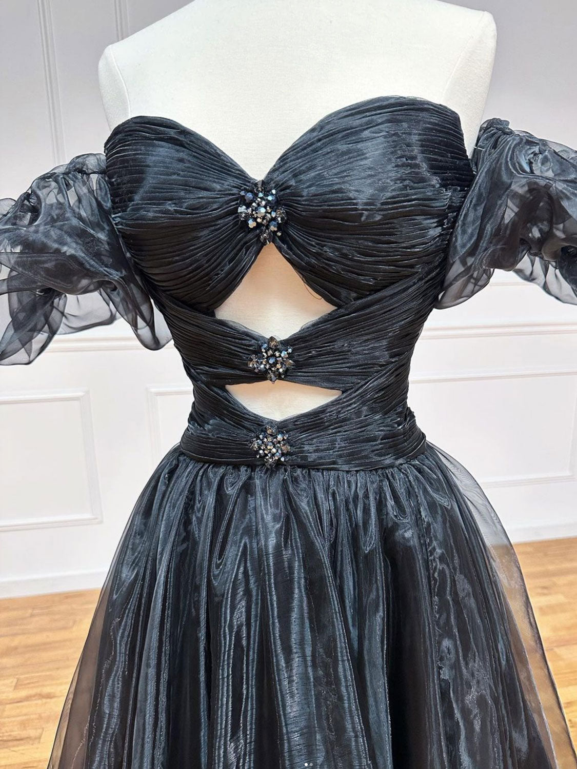 Vestido de fiesta largo de organza negra con corte A