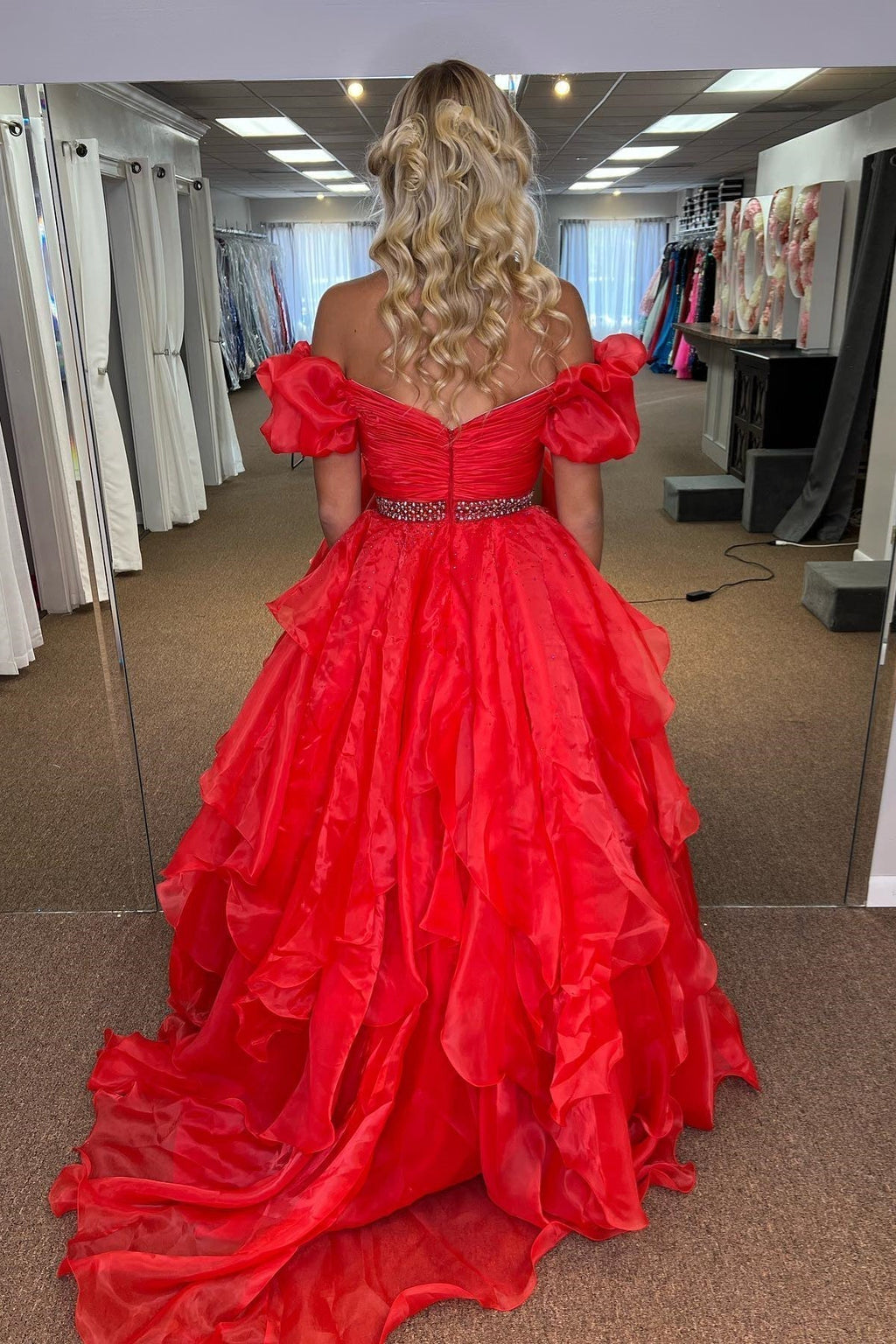 Schulterfreies, mehrlagiges, perlenbesetztes Tüll-Abendkleid