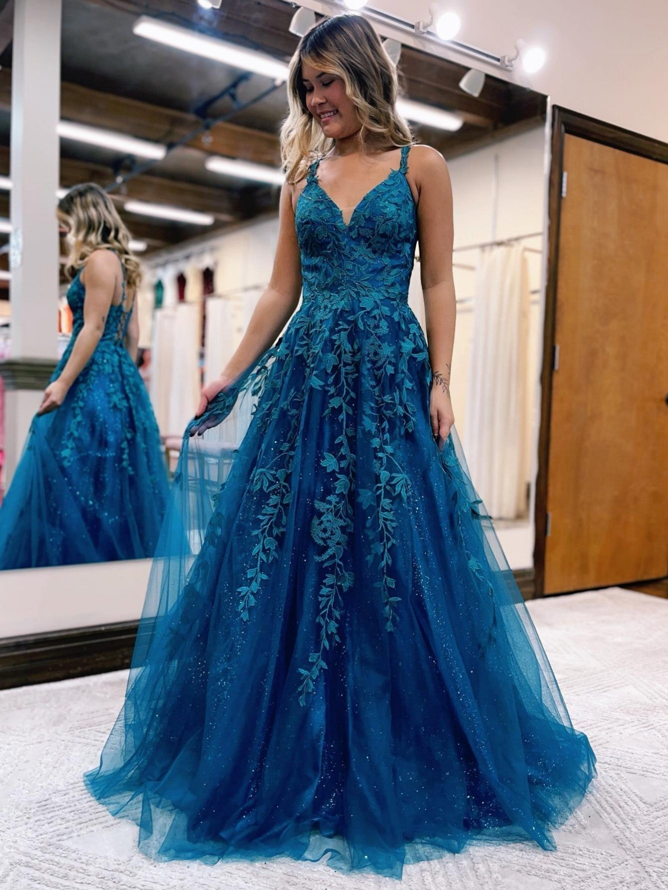 A-Linien-Abendkleid aus tintenblauem Glitzer-Tüll und Spitze