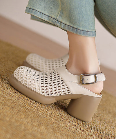 Schicke schwarze Sandalen aus Kunstleder mit klobigem Absatz und ausgehöhlten 